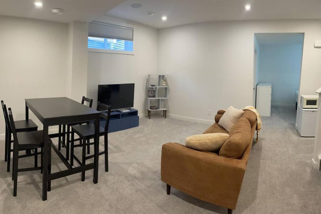 Mountains Near 2 Bedrooms Basement Holiday home *